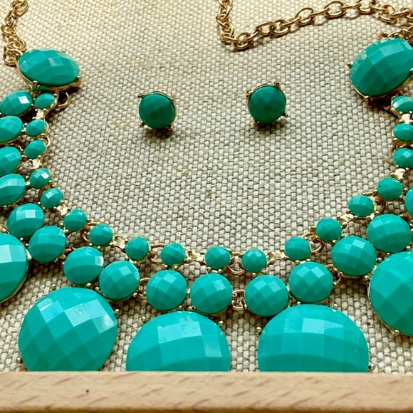 Round Disc Faux Turquoise Necklace & Earrings Set - Picture 3 of 3